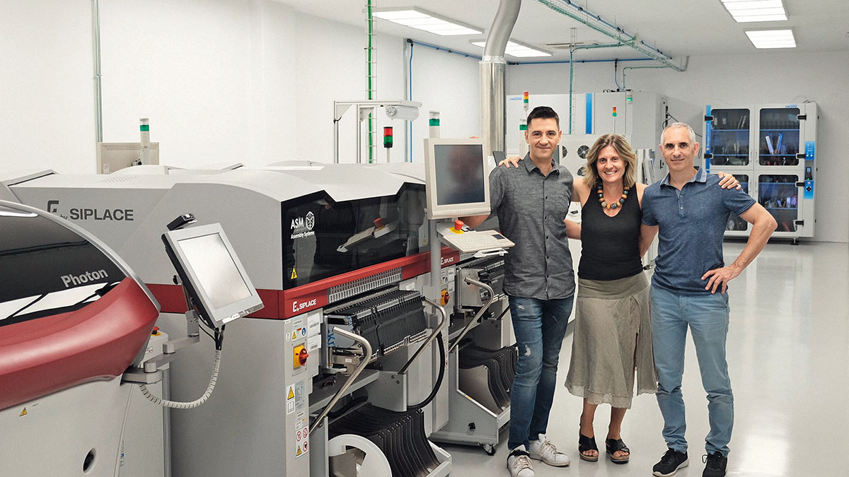 Von links nach rechts: Die DRACO Systems Gründer Joan Puig Galan, Meritxell Gimeno Garcia, and Jordi Posas Garriga vor ihrer neuen ASM SMT Linie. Sie blicken auf eine 15-jährige Erfolgsgeschichte bei der Entwicklung maßgeschneiderter Elektroniklösungen für ihre Kunden zurück.